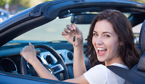 happy woman holding car keys after applying for an auto title loan in oklahoma